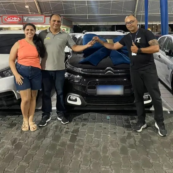 Cliente recebendo as chaves do carro na entrega (foto 1 de 12)