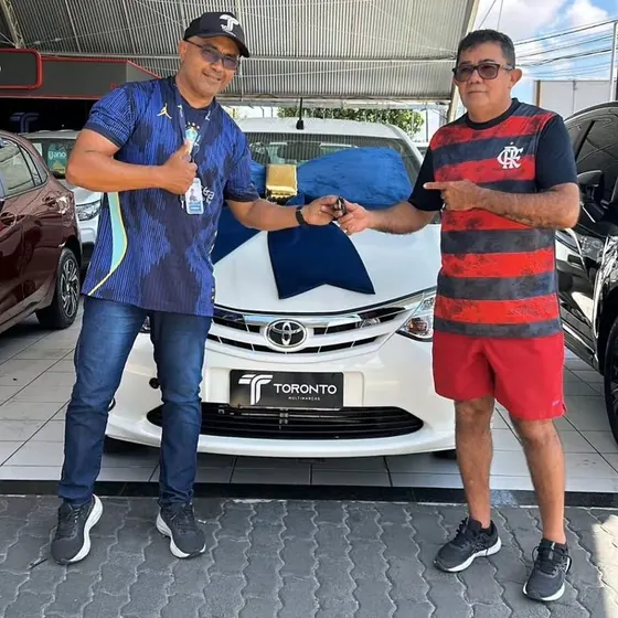 Cliente recebendo as chaves do carro na entrega (foto 2 de 12)