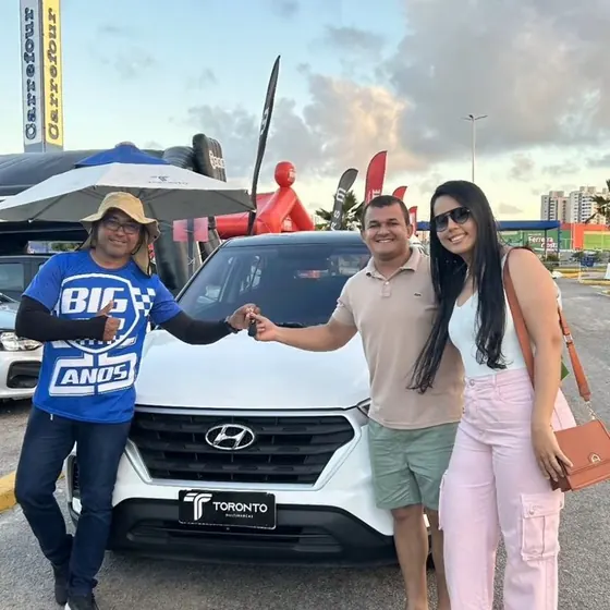 Cliente recebendo as chaves do carro na entrega (foto 5 de 12)