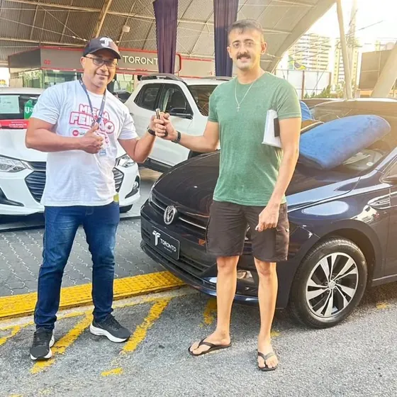 Cliente recebendo as chaves do carro na entrega (foto 6 de 12)