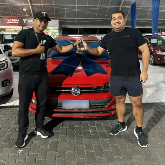 Cliente recebendo as chaves do carro na entrega (foto 8 de 12)