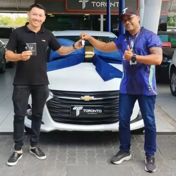 Cliente recebendo as chaves do carro na entrega (foto 9 de 12)