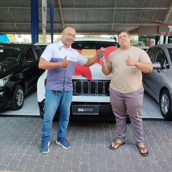 Cliente recebendo as chaves do carro na entrega (foto 10 de 12)